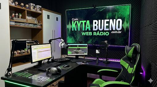 Kyta Bueno no estúdio de rádio